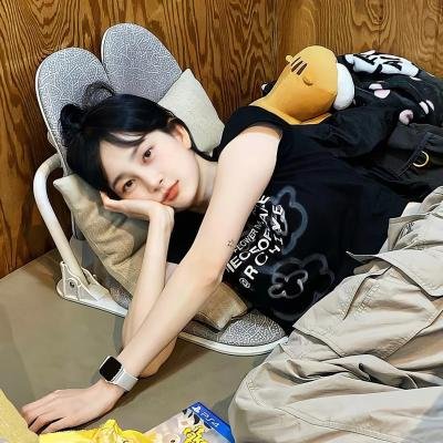 别惹那个抱玩偶的，她打架贼凶